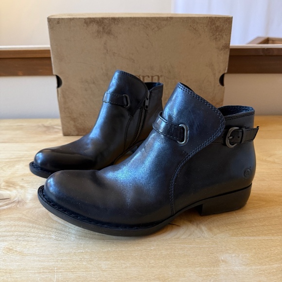BORN JEM LEATHER ANKLE BOOTS BOOTIES BUCKLE DETAIL SIDE ZIP NIB BLACK 7.5 - Picture 2 of 12
